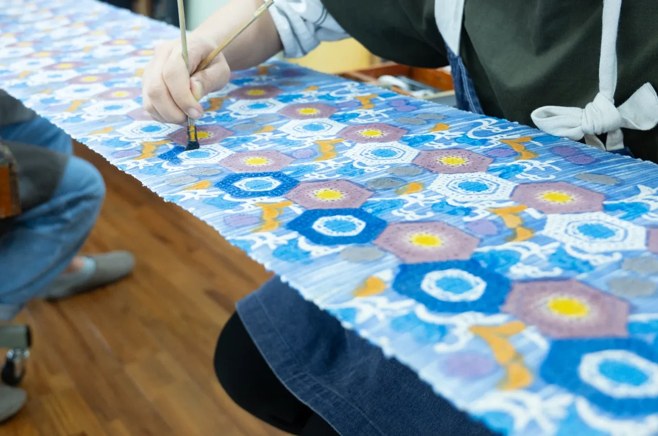紅型の布を工房で制作する手元